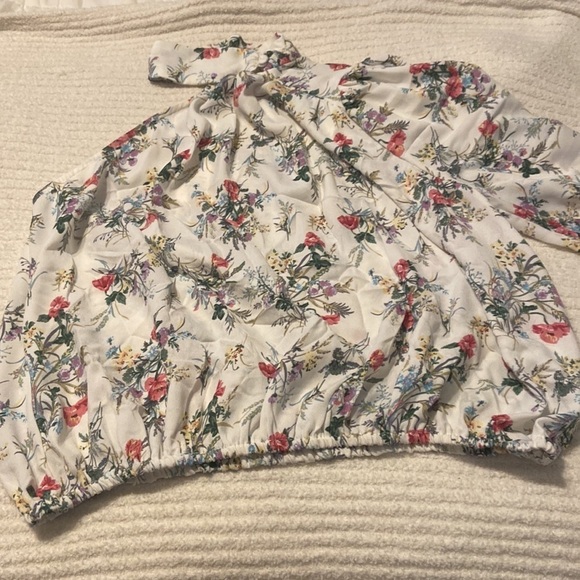 WOMEN’S We’re All Pretty Girls top. White with floral. Size M - Picture 4 of 7